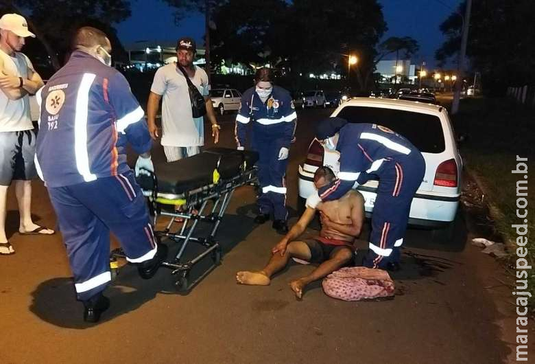 Ciclista atinge veículo estacionado e fica ferido no Centro