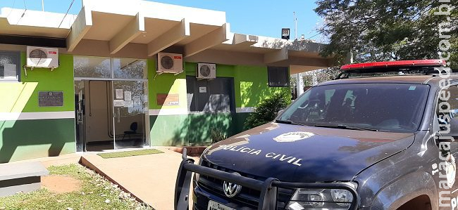 Clientes se revoltam com fechamento de conveniência e espancam funcionários com facão Clientes se revoltam com fechamento de conveniência e espancam funcionários com facão