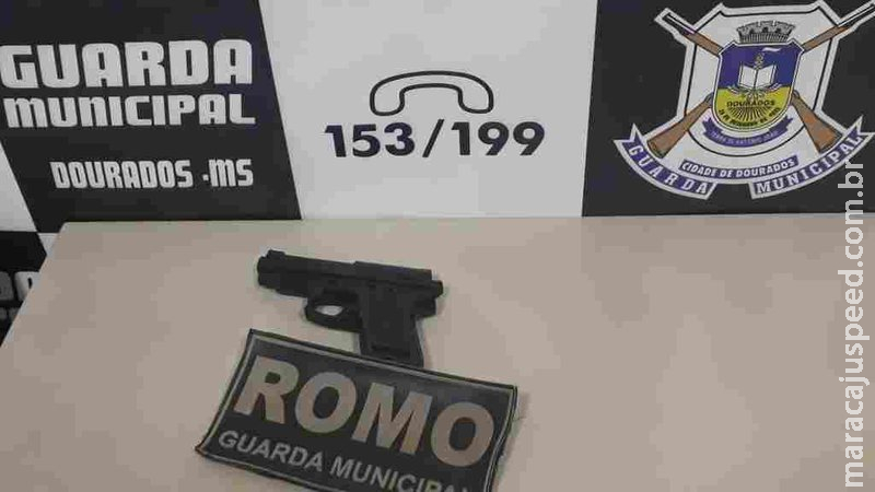 Com arma de brinquedo, adolescente é detido por populares após assalto em Dourados Com arma de brinquedo, adolescente é detido por populares após assalto em Dourados