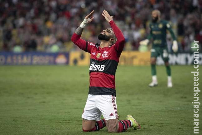 Com polêmica de arbitragem, Flamengo bate o Bahia no Rio Com polêmica de arbitragem, Flamengo bate o Bahia no Rio