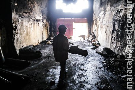 Com prédio interditado, funcionários se arriscam para retirar entulhos de tapeçaria interditada