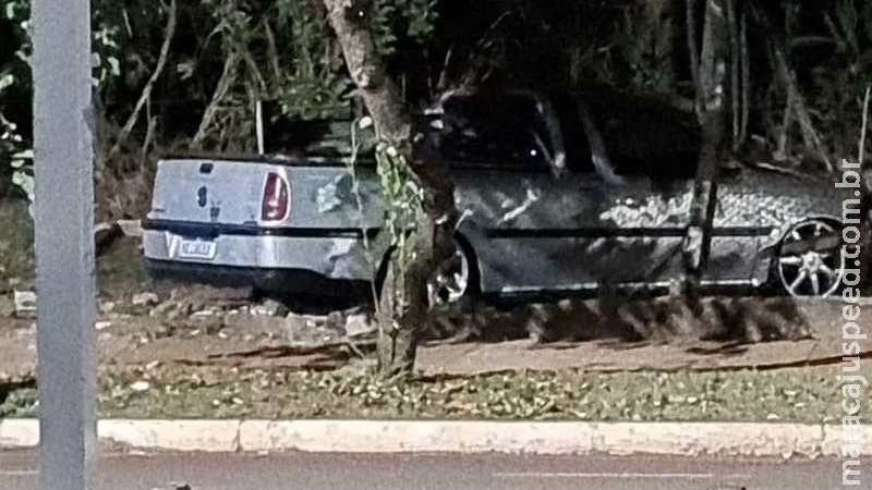 Condutor bêbado é preso após perder controle de Saveiro e invadir área militar Condutor bêbado é preso após perder controle de Saveiro e invadir área militar