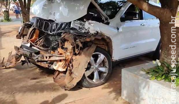 Condutor de veículo de luxo atinge carros estacionados e foge do local em Ivinhema