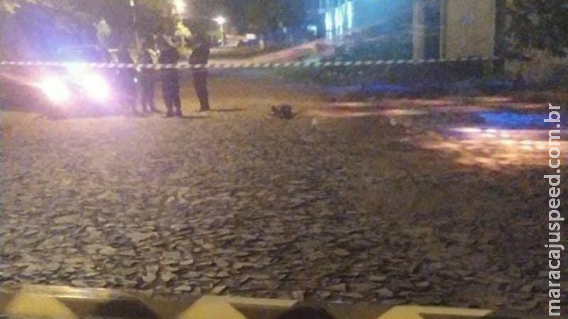Corpo é encontrado com calças abaixadas e esfaqueado na fronteira de MS Corpo é encontrado com calças abaixadas e esfaqueado na fronteira de MS