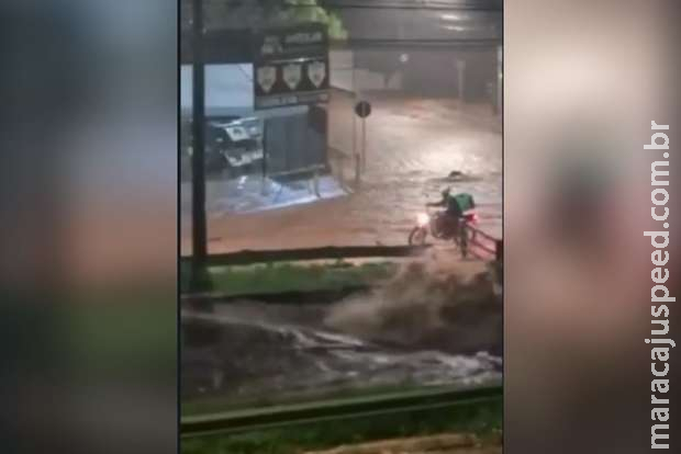 Córrego transborda com chuva volumosa durante a madrugada em Campo Grande