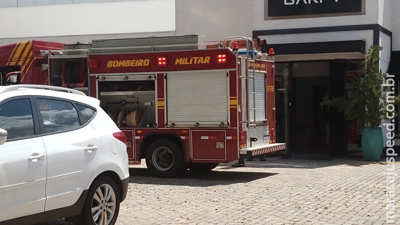 Curto-circuito em loja provoca princípio de incêndio e mobiliza bombeiros no Centro Curto-circuito em loja provoca princípio de incêndio e mobiliza bombeiros no Centro