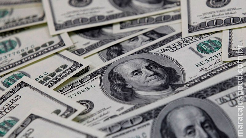Dólar encosta em R$ 5,61, pressionado por mercado externo