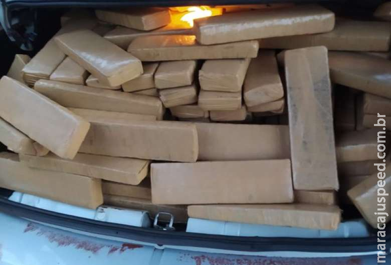 Dupla é presa com meia tonelada de maconha que levaria para MT Dupla é presa com meia tonelada de maconha que levaria para MT