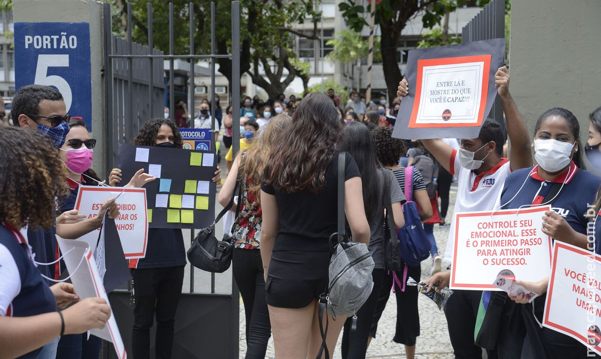 Enem: estudantes com covid-19 podem pedir reaplicação da prova