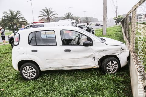 Falta de atenção acaba em acidente e carro acerta muro na Duque de Caxias em Campo Grande