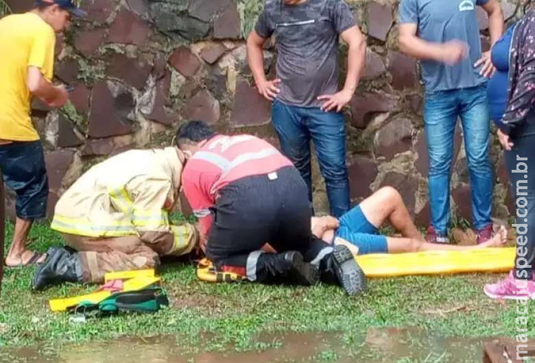 Grupo salva mulher que foi arrastada 100 metros por enxurrada