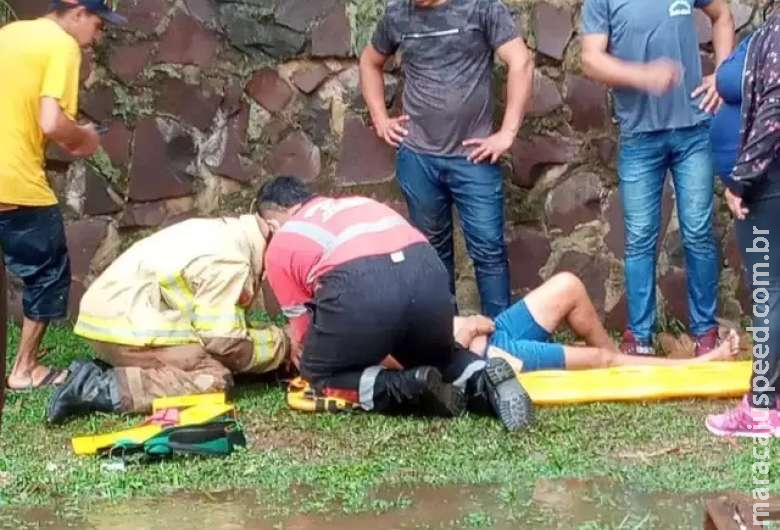 Grupo salva mulher que foi arrastada 100 metros por enxurrada Grupo salva mulher que foi arrastada 100 metros por enxurrada