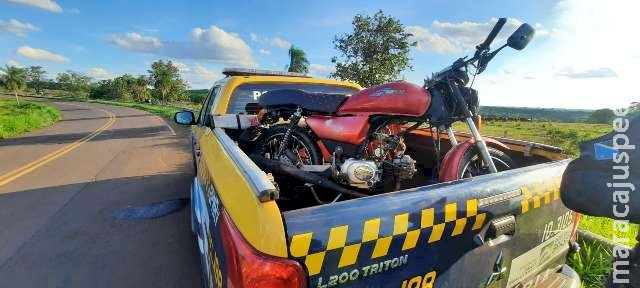 Guidão de moto trava em curva e casal fica ferido em acidente na rodovia Guidão de moto trava em curva e casal fica ferido em acidente na rodovia