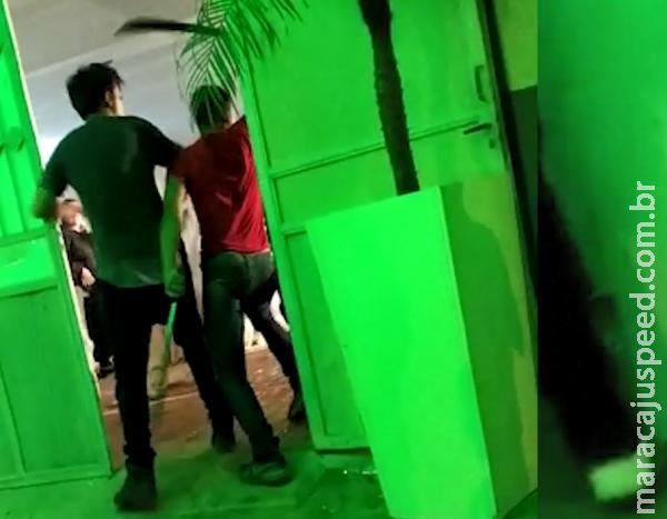 Homem apanha de ex-namorado da amiga em festa no Jardim Autonomista Homem apanha de ex-namorado da amiga em festa no Jardim Autonomista