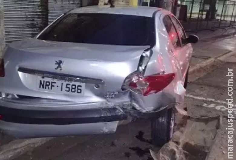 Homem destrói veículo de mecânico e foge sem dar satisfação Homem destrói veículo de mecânico e foge sem dar satisfação
