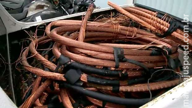 Homem é preso após furtar fios de cobre de avenida da capital Homem é preso após furtar fios de cobre de avenida da capital