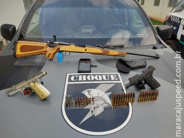 Homem é preso com fuzil e pistola cromada na capital Homem é preso com fuzil e pistola cromada na capital