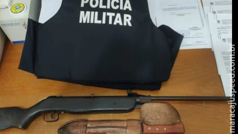 Homem é preso em flagrante com espingarda e faca em ocorrência de violência doméstica Homem é preso em flagrante com espingarda e faca em ocorrência de violência doméstica