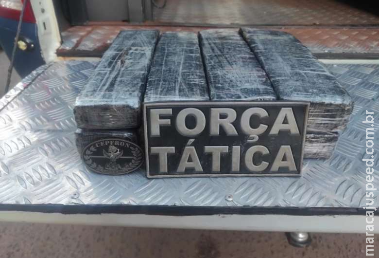 Homem é preso em ônibus com mochila recheada de drogas Homem é preso em ônibus com mochila recheada de drogas
