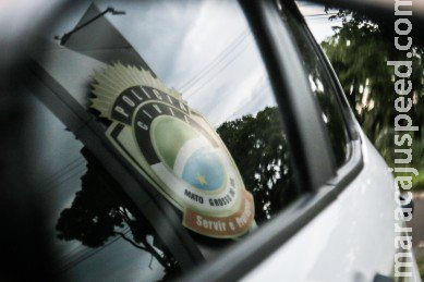 Homem é socorrido após ser espancado por casal em carro vermelho