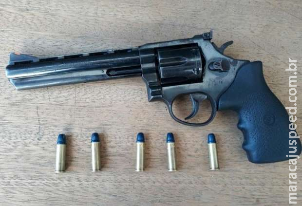 Homem fica nervoso ao ver policiais e acaba preso com revólver na cintura no Caiobá Homem fica nervoso ao ver policiais e acaba preso com revólver na cintura no Caiobá