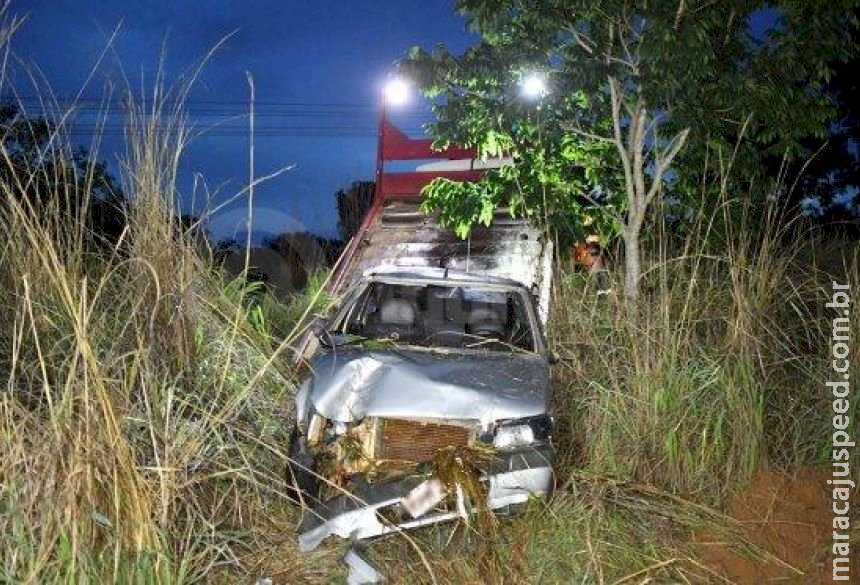 Homem liga para família após acidente de carro, mas morre antes do resgate chegar 