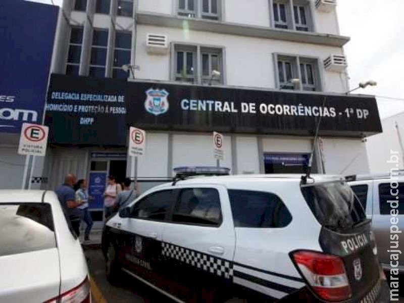 Homem mata ex-mulher com golpes de facão e tira a própria vida Homem mata ex-mulher com golpes de facão e tira a própria vida