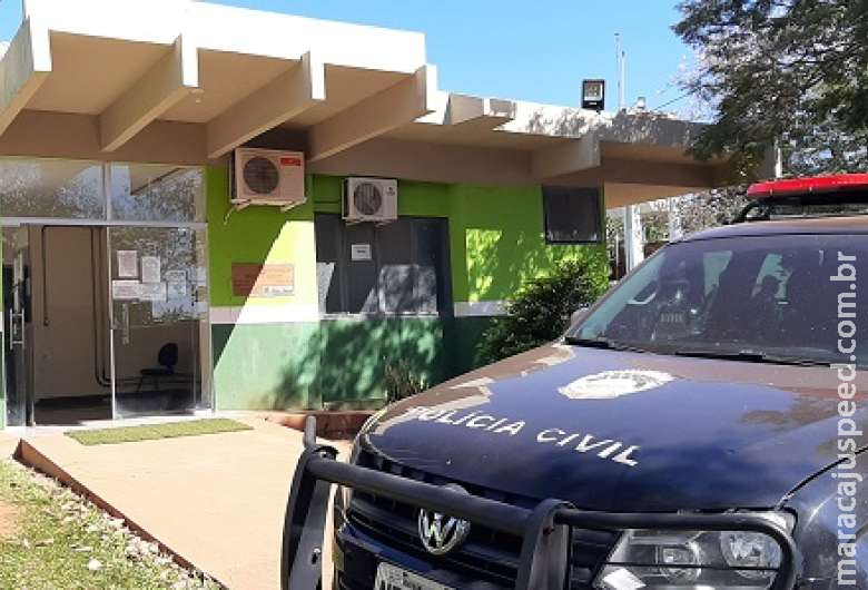 Homem quebra cadeira em esposa e incendeia motocicleta Homem quebra cadeira em esposa e incendeia motocicleta