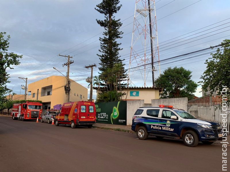 Homem sobe em torre da operadora OI e ameaça se jogar 