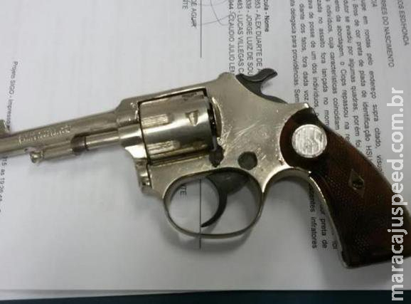 Homem tenta fugir da PM, mas acaba preso em posto de combustível com revólver Homem tenta fugir da PM, mas acaba preso em posto de combustível com revólver
