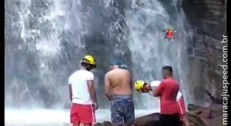 Homem tenta tirar selfie e morre ao cair em cachoeira de 30 metros Homem tenta tirar selfie e morre ao cair em cachoeira de 30 metros