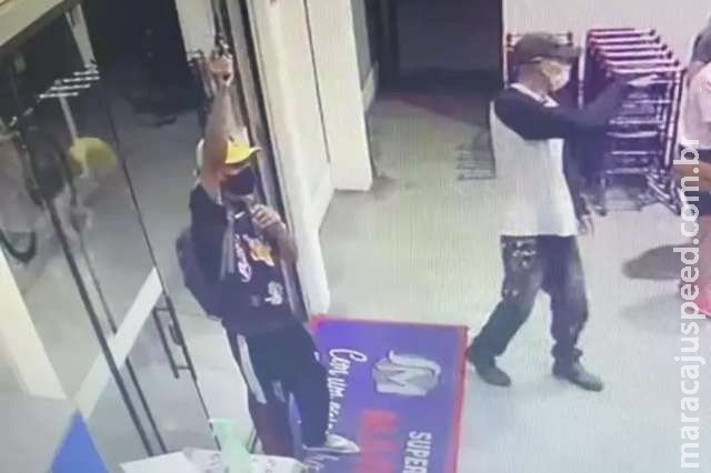 Homens armados invadem e assaltam supermercado Homens armados invadem e assaltam supermercado