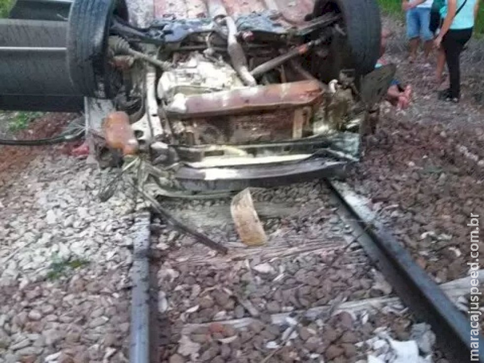 Homens ficam feridos após carro capotar e cair em linha férrea Homens ficam feridos após carro capotar e cair em linha férrea
