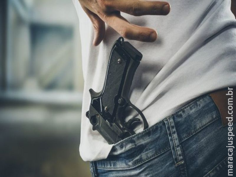 Maracaju: Homem ameaça outro homem com arma de fogo, e diz dizendo "oh, aqui filho da put.." Maracaju: Homem ameaça outro homem com arma de fogo, e diz dizendo "oh, aqui filho da put.."