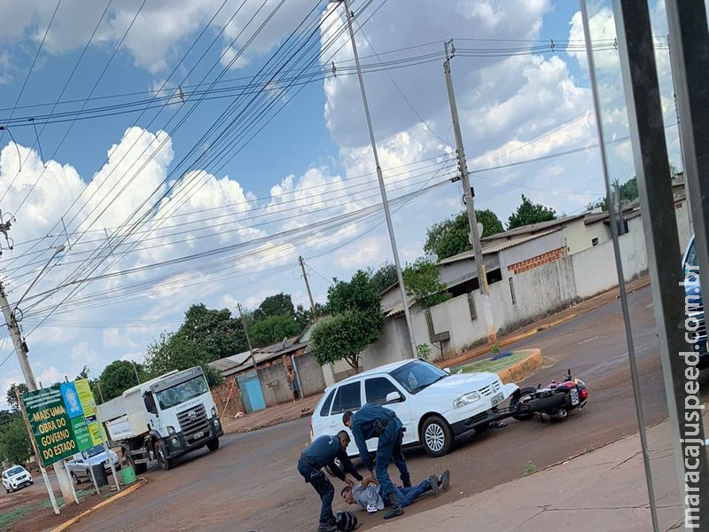 Maracaju: Motociclista empreende fuga de viatura policial e colidi com veículo em rotatória na Vila Juquita