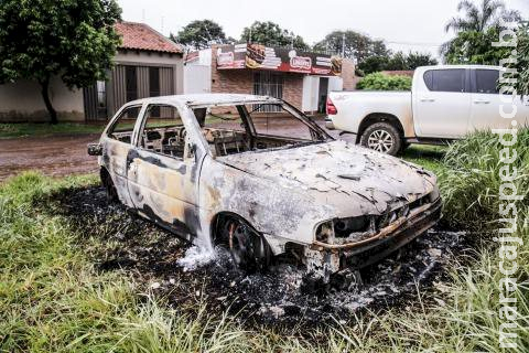 Moradores desconfiam de corpo queimado em carro e PM é acionada