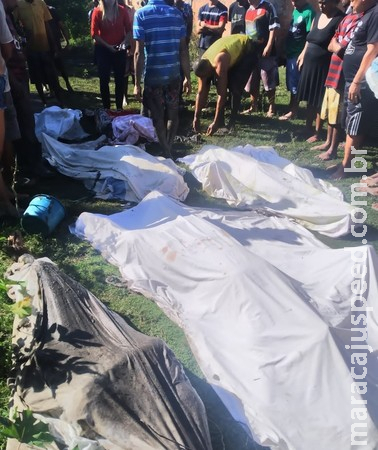 Moradores recolhem oito corpos no Complexo do Salgueiro, em São Gonçalo, após operação da PM Moradores recolhem oito corpos no Complexo do Salgueiro, em São Gonçalo, após operação da PM