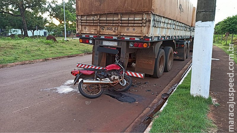 Motociclista fica gravemente ferido após bater na traseira de carreta em Dourados