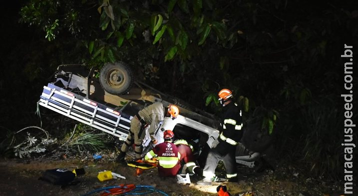 Motorista fica preso nas ferragens após capotar caminhão na BR-163 Motorista fica preso nas ferragens após capotar caminhão na BR-163