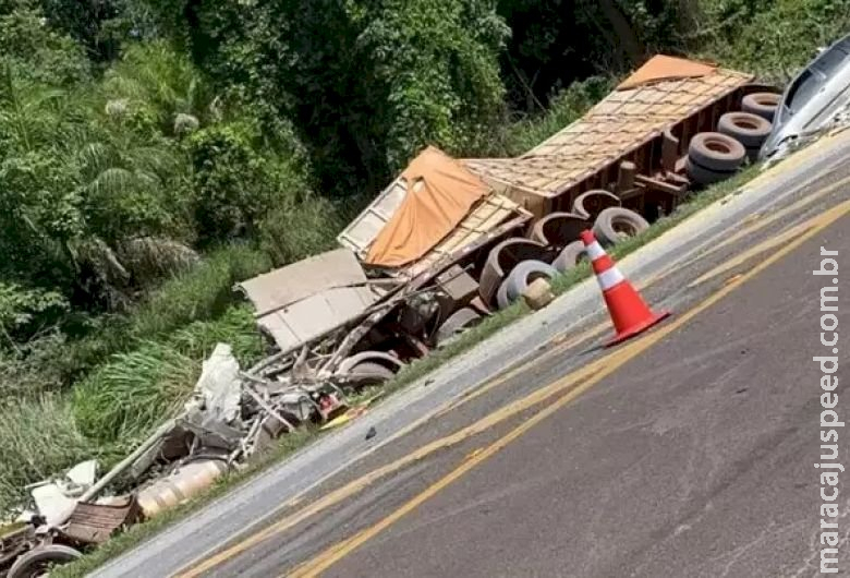 Motorista morre preso às ferragens após tombar carreta na BR-163 Motorista morre preso às ferragens após tombar carreta na BR-163