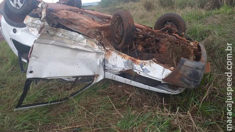 Motorista perde controle, capota carro e morre na MS-164; duas pessoas ficaram feridas Motorista perde controle, capota carro e morre na MS-164; duas pessoas ficaram feridas