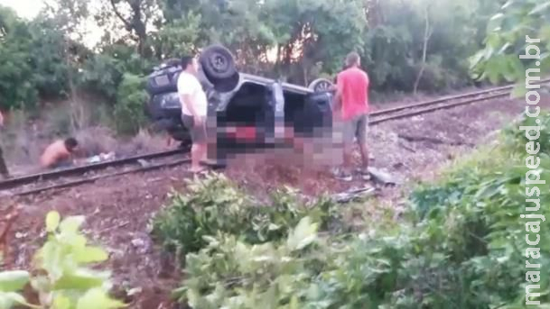 Motorista perde o controle da direção, capota e carro vai parar em cima de trilhos na MS-450 Motorista perde o controle da direção, capota e carro vai parar em cima de trilhos na MS-450