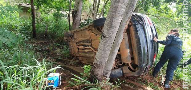 Motorista perde o controle de carro e capota na BR-262 Motorista perde o controle de carro e capota na BR-262