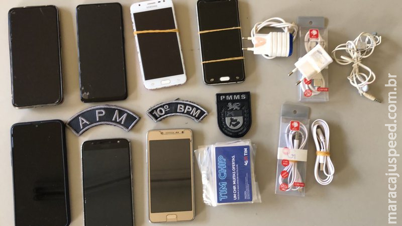 Mulher é presa com celulares roubados que seriam arremessados em presídio feminino Mulher é presa com celulares roubados que seriam arremessados em presídio feminino