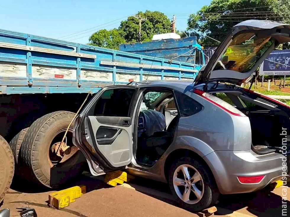 Mulher fica ferida em colisão entre carro e caminhão na BR-163