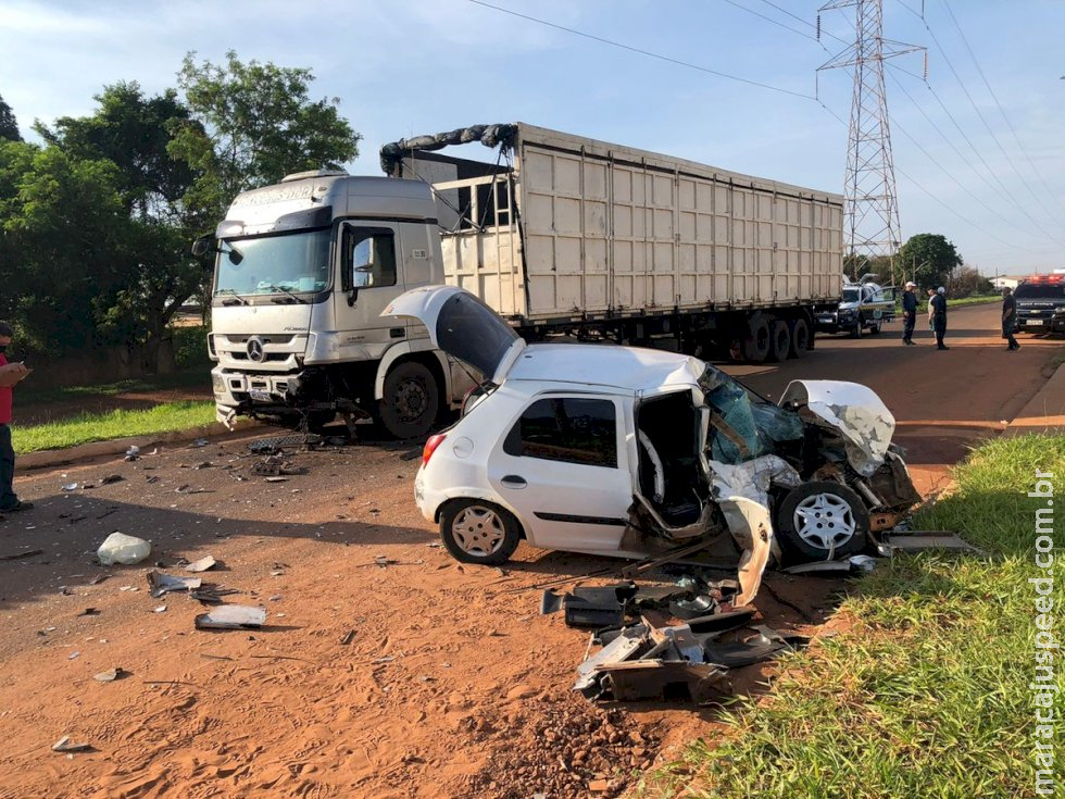 Mulher morre e carro dela é destruído em colisão com caminhão em Campo Grande Mulher morre e carro dela é destruído em colisão com caminhão em Campo Grande