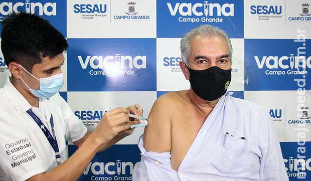 "Não vacile, vacine-se", diz Reinaldo após receber a 3° dose contra a covid