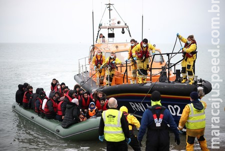 Naufrágio de bote de imigrantes no Canal da Mancha deixa 33 mortos Naufrágio de bote de imigrantes no Canal da Mancha deixa 33 mortos
