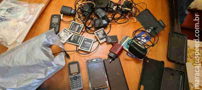 Pente fino em presídio da fronteira encontra 31 facas, celulares e até cordas Pente fino em presídio da fronteira encontra 31 facas, celulares e até cordas