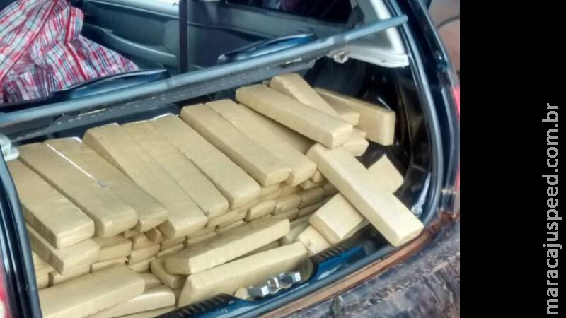 Perseguição acaba com traficante batendo em obra na rodovia e tentando fugir pela janela de carro